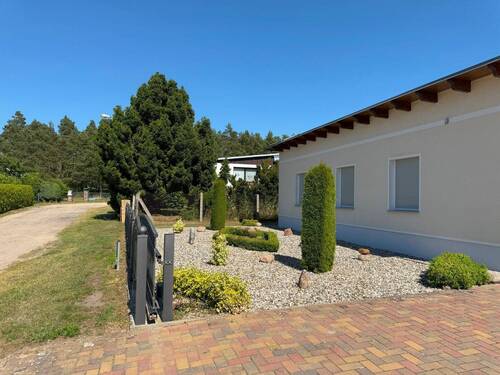 Vorgarten.jpg - Mehrfamilienhaus, Wohnhaus mit 102,00 m² in Eggesin zum Kaufen