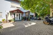 Eingang Haupthaus - 7 Zimmer Mehrfamilienhaus, Wohnhaus in Kitzingen
