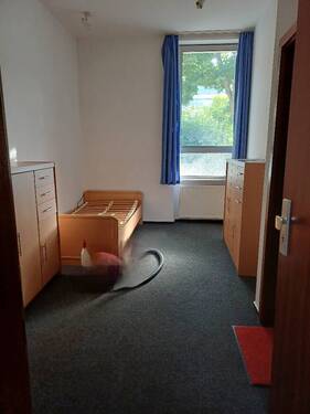 EG: 1 Zimmer, Dusche und WC - 