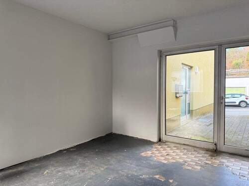 Garage und 2 Stellplätze - 