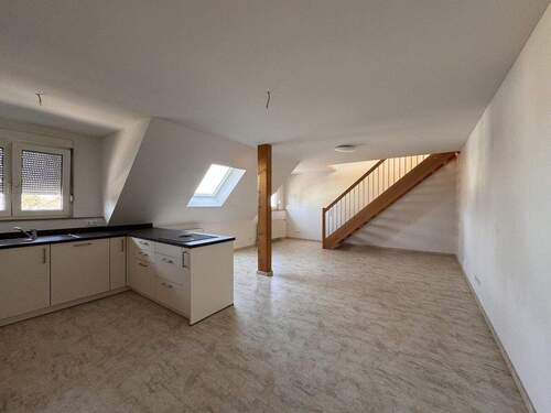 Wohnzimmer - Renovierte 4-Zimmerwohnung in Crailsheim zur Miete ab sofort frei!