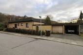 Straßenansicht mit Doppelgarage - Einfamilienhaus mit Vollkeller und Sauna in Altenholz-Klausdorf - renovierungsbedürftig