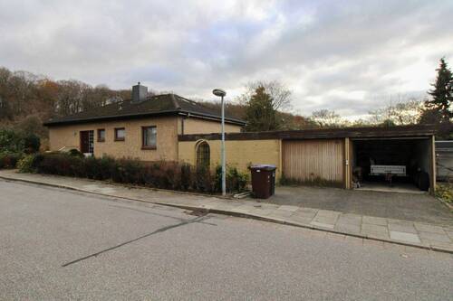 Straßenansicht mit Doppelgarage - Einfamilienhaus mit Vollkeller und Sauna in Altenholz-Klausdorf - renovierungsbedürftig
