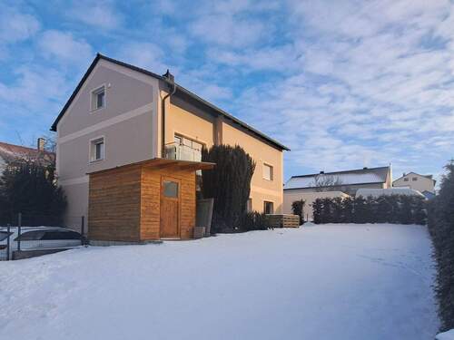 Hausansicht / Garten - Terrassenwohnung mit 2 Kfz-Stellplätzen