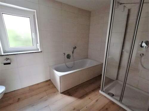 Tageslichtbad mit Wanne und Dusche - 