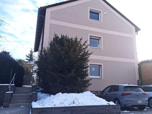 Hausansicht / Stellplätze - 