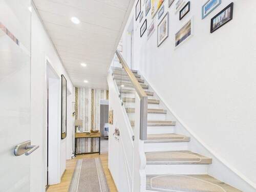 Hell und modern - Diele im Erdgeschoss - Doppelhaushälfte mit 120,00 m&sup2; in Hamm zum Kaufen