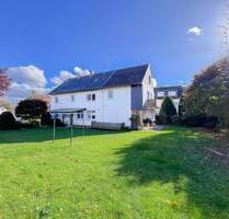 Mehrgenerationenhaus mit Nebengebäude auf großem Areal in Flammersfeld.