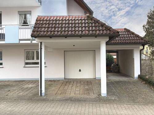 Blick Carport und Garage - 2 Zimmer Etagenwohnung zum Kaufen in Kirchzarten