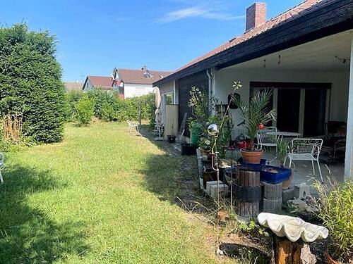 Terrasse u. seitlicher Garten - 