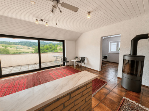 DG Wohnzimmer mit Kamin und Dachterrasse - 