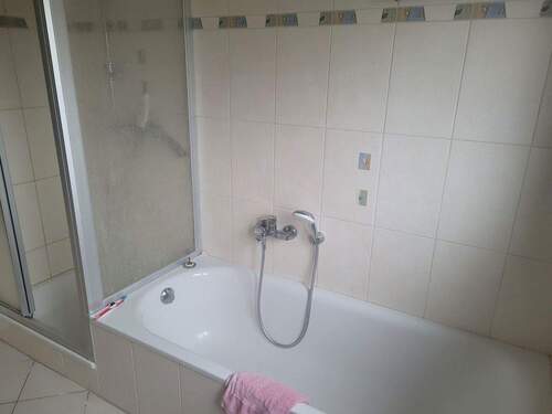 Bäder mit Dusche und Badewanne - 