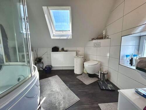 Dachgeschoss: Tageslichtbad mit Whirlpool Dusche - 