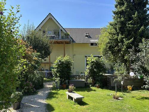 Garten und Blick zum Wohnhaus - Ein Ort zum Leben. Wohnen, Entspannen, Genießen