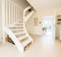 Flur mit Treppenhaus.jpg - 