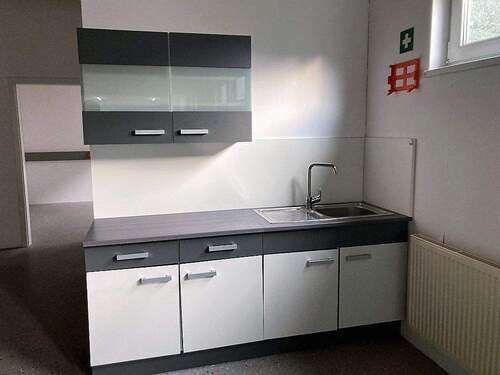 Küchenzeile in Lager-/Produktionshalle - 