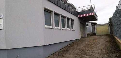 Seitenansicht mit Eingang - Halle zur Miete in Großbettlingen