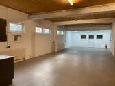 Lager/Produktion mit Eingang/Rolltor - 