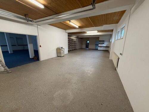 Lager m. Durchgang in Büro - 