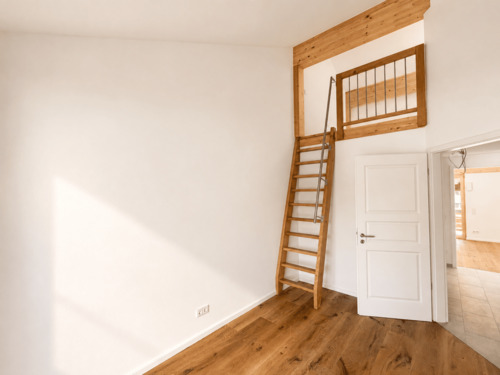 Zimmer mit Zugang Dachgeschoß - 