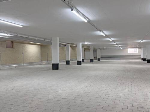 Großzügige Tiefgarage - 