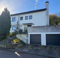 Attraktive Kaufgelegenheit! Großzüg. u. komfort. Einfam.-Haus mit 5,36 Ar Grdst., Einliegerwohn. u. Doppelgarage in reizv. Ortsrandlage! - Frickenhausen