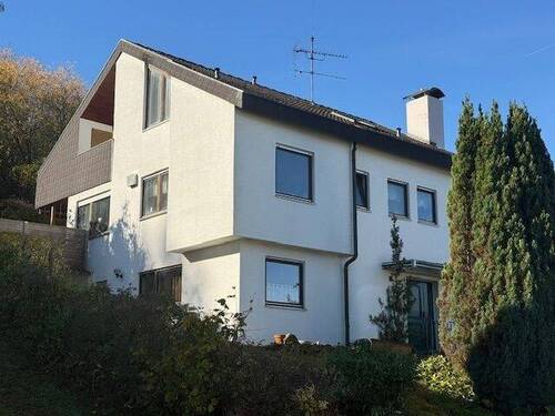 Vorder- u. Seitenansicht - 7 Zimmer Einfamilienhaus in Frickenhausen