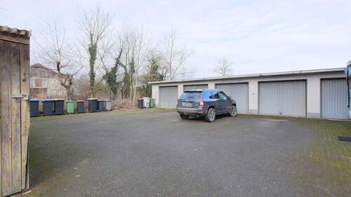 Garagen/Stellplatz - 
