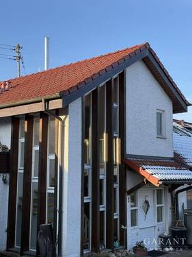 Hauseingangsseite - Charmantes Reiheneckhaus mit besonderem Charakter - ruhig gelegen in Weissach im TalBruch