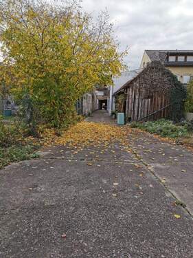 Innenhof mit Blick zum Wohngebäude - 8 Zimmer Mehrfamilienhaus, Wohnhaus zum Kaufen in Rennertshofen