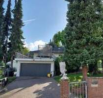 Freisen-OT. Freistehender Bungalow mit Einliegerwohnung, Wintergarten, Gartenterrasse, Garten und Doppelgarage (zusätzliche Tor-Zufahrt Rückseite)