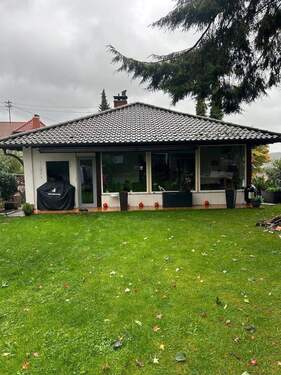 Rückseite mit Wintergarten - 8 Zimmer Mehrfamilienhaus, Wohnhaus in Freisen