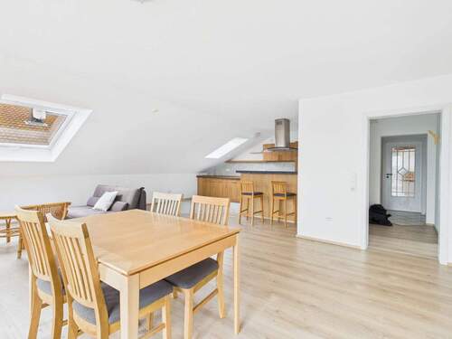 Wohnzimmer mit offener Küche - 3 Zimmer Etagenwohnung in Fehmarn