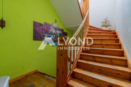 Treppenaufgang - 1 Zimmer Mehrfamilienhaus, Wohnhaus in Schwarzburg