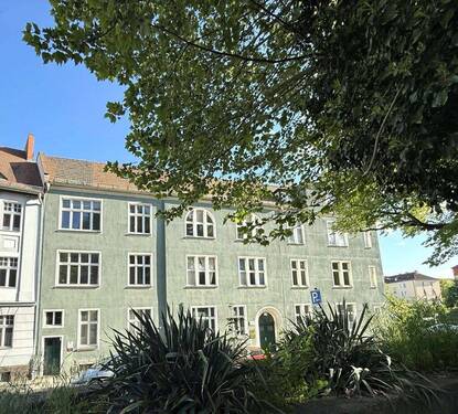 Straßenansicht - Park vor der Tür und im Blickfeld aus zwei geräumigen Zimmern mit Charme