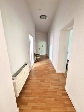 Flur - Blick aus Küche - 