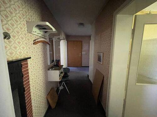 Wohnungsflur mit Kachelofen OG - 