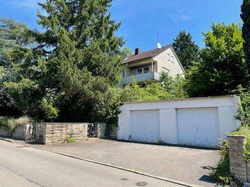 Hausvorderansicht mit Garagen - 1 Zimmer Mehrfamilienhaus, Wohnhaus in Nürtingen