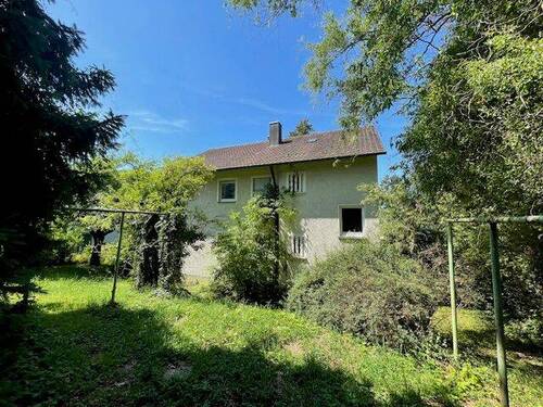 Hausrückansicht mit Garten - 