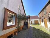 Im Innenhof - Bauernhof-Ensemble mit Stallungen & Scheune – Berlin nah