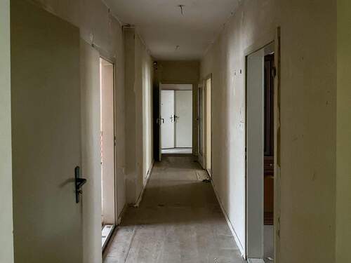 Wohnungsflur - Großes Mehrfamilienhaus zur Sanierung - einschließlich Zusage von Fördermitteln
