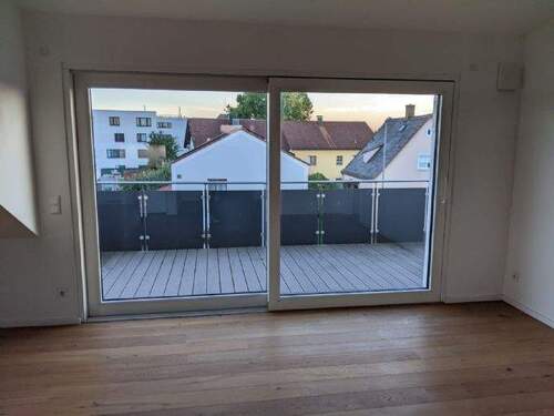 Eine Hebeschiebetüre zum Balkon ohne Schwelle - 
