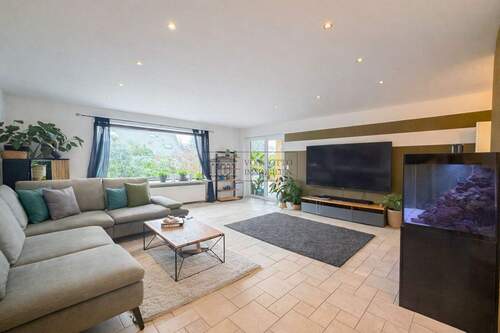 großzügiges Wohnzimmer - Mehrfamilienhaus, Wohnhaus mit 120,00 m&sup2; in Rosengarten zum Kaufen