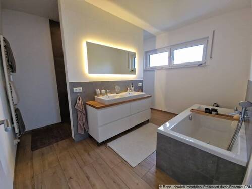 Bad mit Wanne und Dusche - 5 Zimmer Einfamilienhaus in Chemnitz