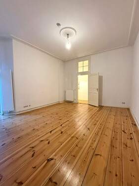 Wohnzimmer - Berlin-Wilmersdorf: 2,5 - Zimmer-Altbauwohnung im Hinterhaus, ca. 63 m², saniert, ruhig, mit Balkonblick und vielseitigem Ausbaupotenzial
