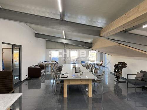 helle Räume - modernes, helles Büro mit Parkplätzen