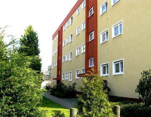 Ansicht Wohngebäude mit Grünanlage - 2 Zimmer Etagenwohnung zur Miete in Lampertheim