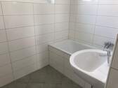 Beispielhaftes Bad. Das Bad in der angebotenen Wohnung kann abweichen. - Etagenwohnung mit 55,80 m&sup2; in Lampertheim zur Miete