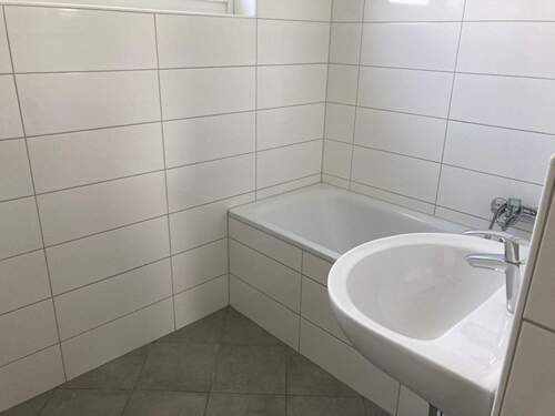 Beispielhaftes Bad. Das Bad in der angebotenen Wohnung kann abweichen. - Etagenwohnung mit 55,80 m&sup2; in Lampertheim zur Miete
