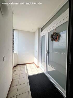 Loggia 1/ Zugangsbereich zur Wohnung - Etagenwohnung mit 106,00 m&sup2; in Kerpen zur Miete